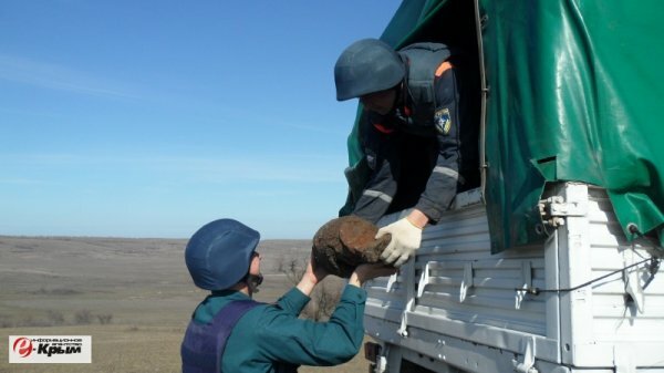 На востоке Крыма обезвредили две авиабомбы времен войны