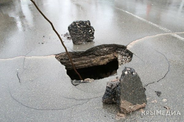 В центре Симферополя из-за обвалившегося участка дороги перекроют движение