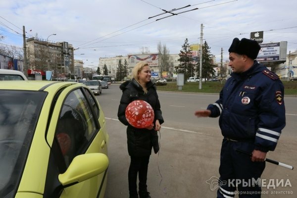 Сотрудники ГИБДД в Симферополе поздравили женщин с 8 Марта (ФОТО)