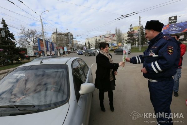 Сотрудники ГИБДД в Симферополе поздравили женщин с 8 Марта (ФОТО)